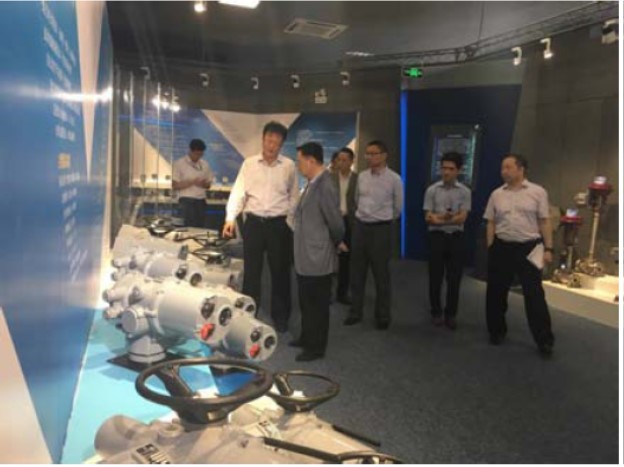 總公司黨委書記、董事長鄭建華等一行到公司現場辦公,要求— 抓住改革機會 加速變結構謀拓展